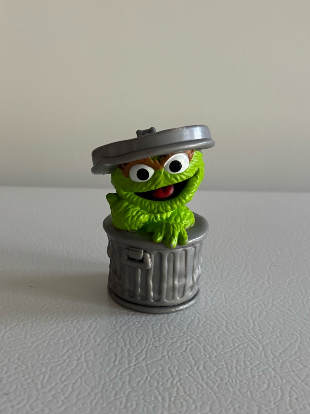 3/15$ 🐸 Sesame Street Workshop Oscar the Grouch 3” PVC Figure Toy Hasbro 2010